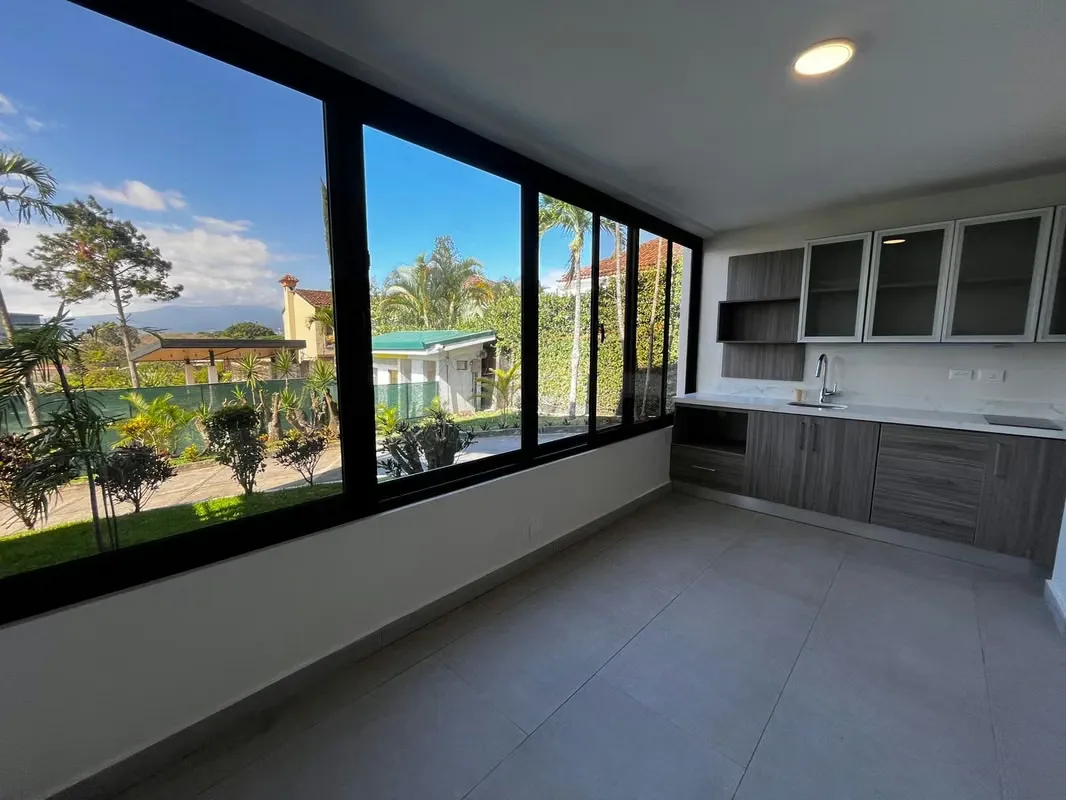 Descubre tu nuevo hogar en una de las zonas más convenientes y cotizadas de Escazú. Estos apartaestudio de 1 ...
