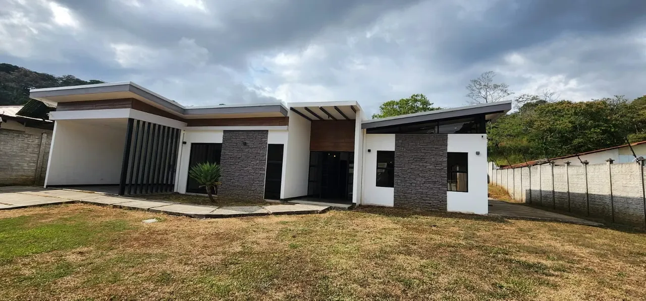 Exclusiva Casa Moderna en Alquiler  con 3 Habitaciones + Oficina | Seguridad 24/7 | Amplio Lote
