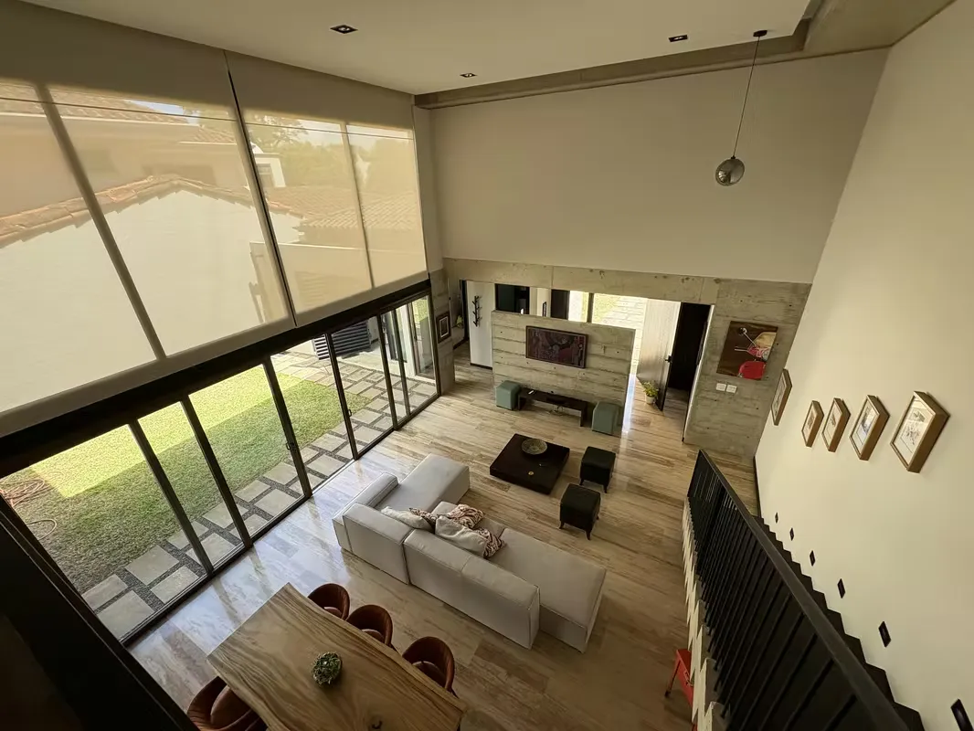 Modern and wonderful two-storey house, in a strategic location, close to all the latest development in the East.