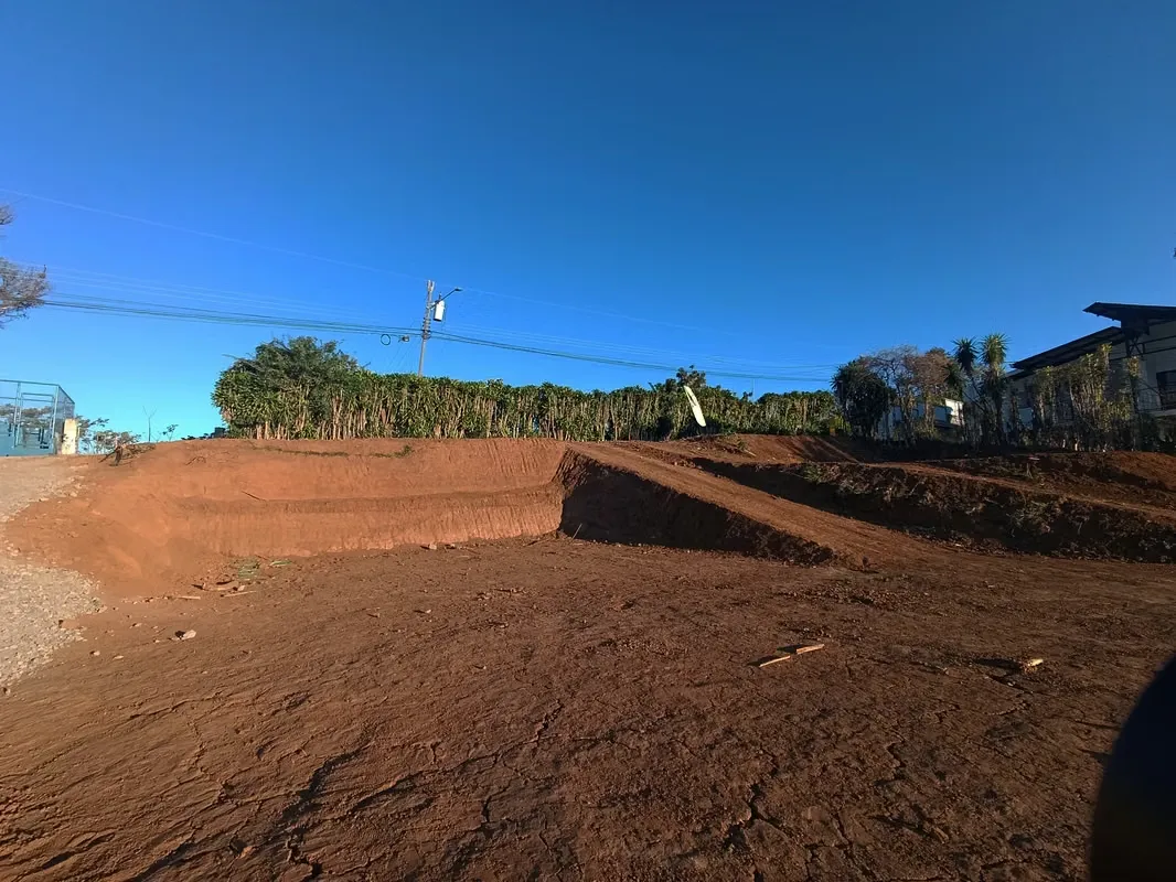 Excelente oportunidad de inversión. Terreno de 500 m² ubicado frente a calle principal, con entrada propia, rodeado de naturaleza y con ...