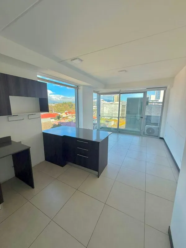 Se alquila hermoso apartamento esquinero en el quinto piso, con excelente iluminación natural y vista a la piscina ...