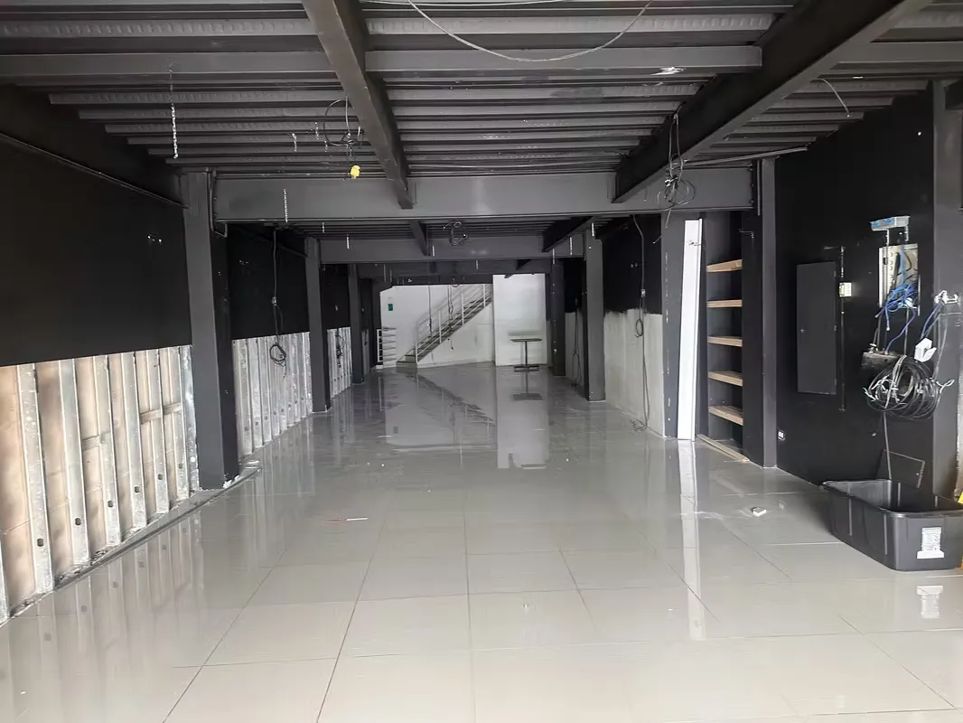 Local comercial en exclusiva plaza en guachipelin sur