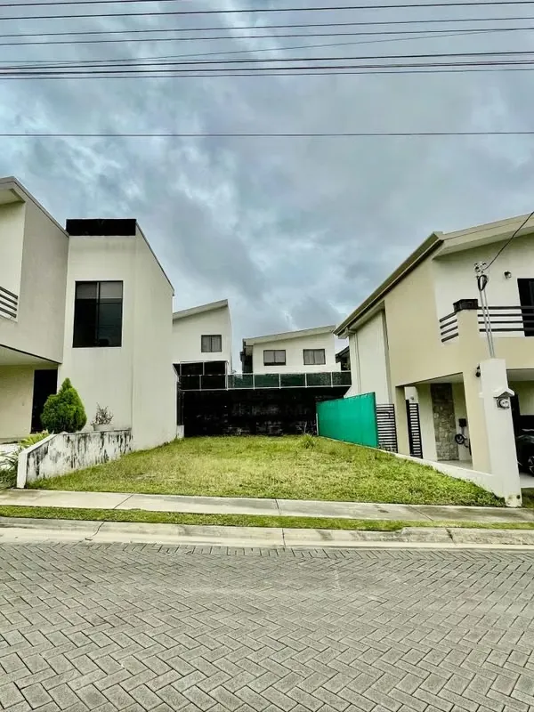 Se vende lote totalmente plano en Condominio Santa Rita, La Ceiba, Alajuela KS
