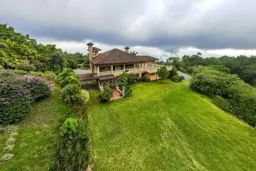 Discover an extraordinary neo-colonial hacienda-style residence located in the mountains of Vuelta de Jorco, Aserrí, surrounded by nature, absolute privacy, and ...