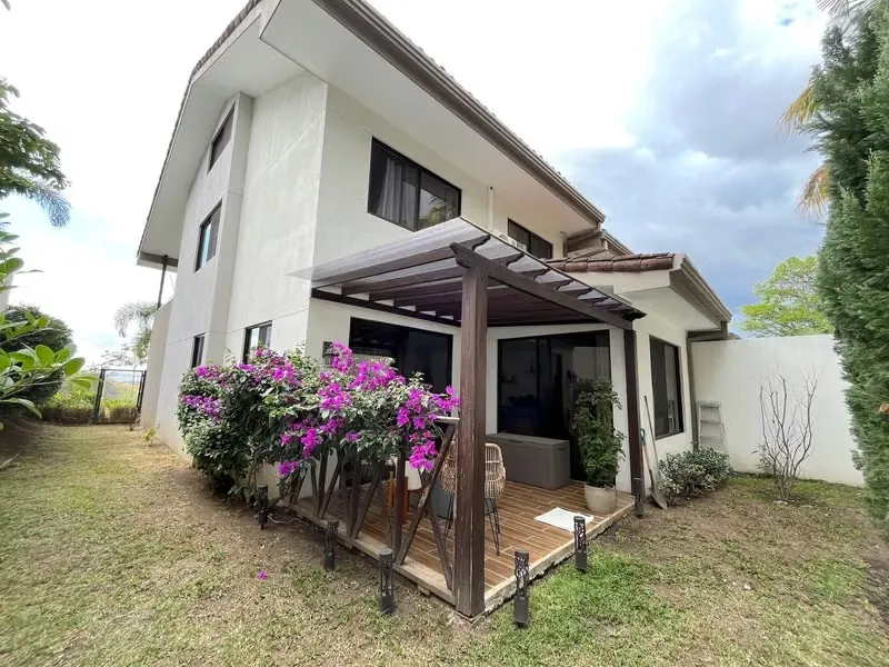 Alquiler, Casa Moderna con Vistas Verdes en Guachipelín, Escazú ID25999