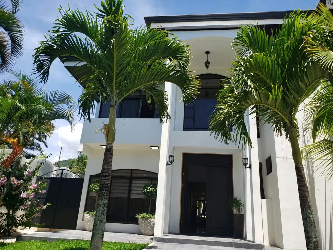 EN VENTA ESPECTACULAR CASA RIO ORO, PIEDADES, SANTA ANA  MP 26-136