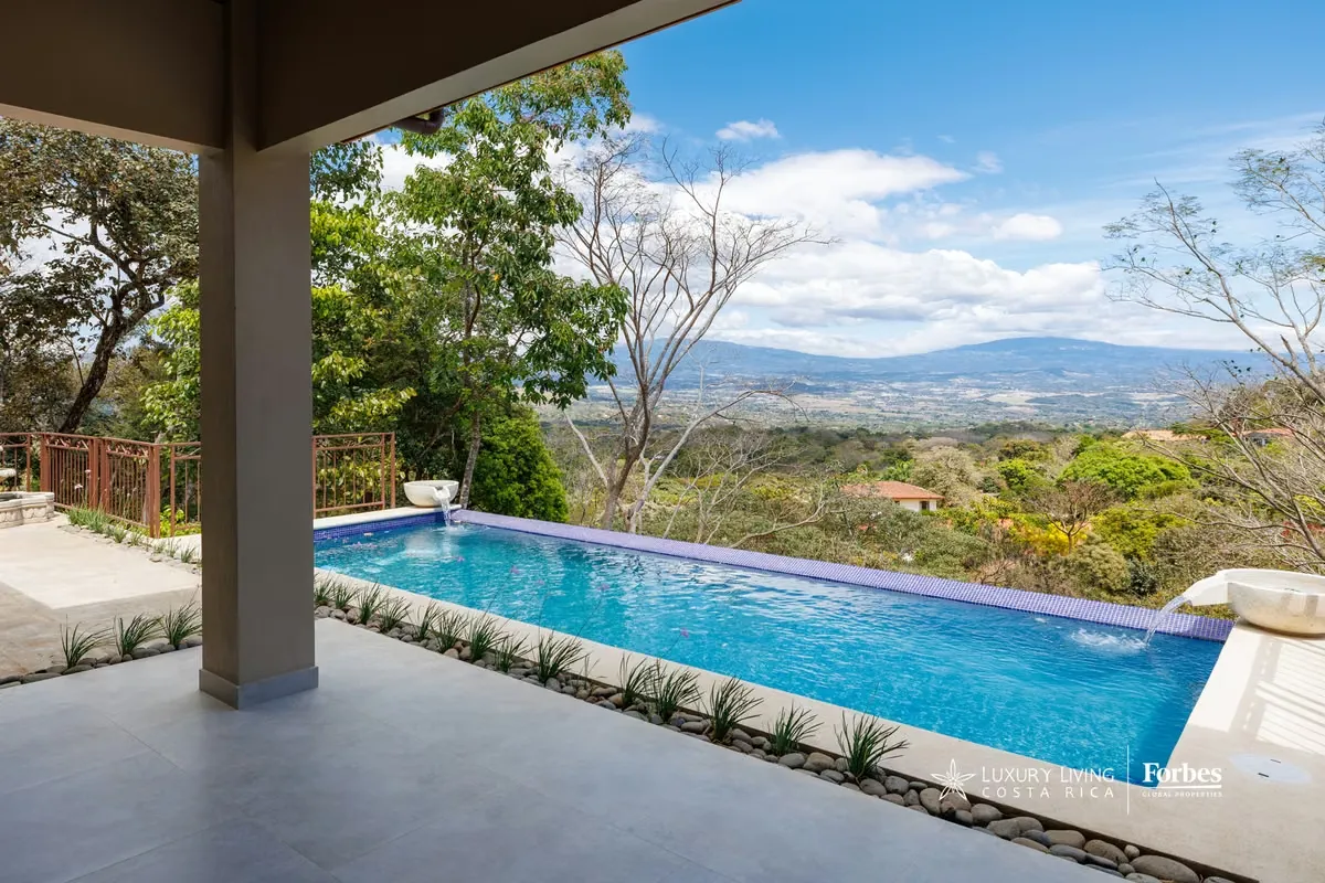 Set in Sabana Larga de Jesús, Atenas, this newly built single-level residence brings together contemporary architecture and a strong connection to its natural ...