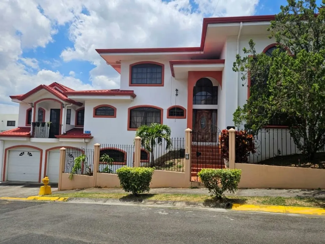 En una de las zonas de mayor plusvalía de Heredia, justo en el límite con Santo Domingo, se encuentra esta espectacular casa ...