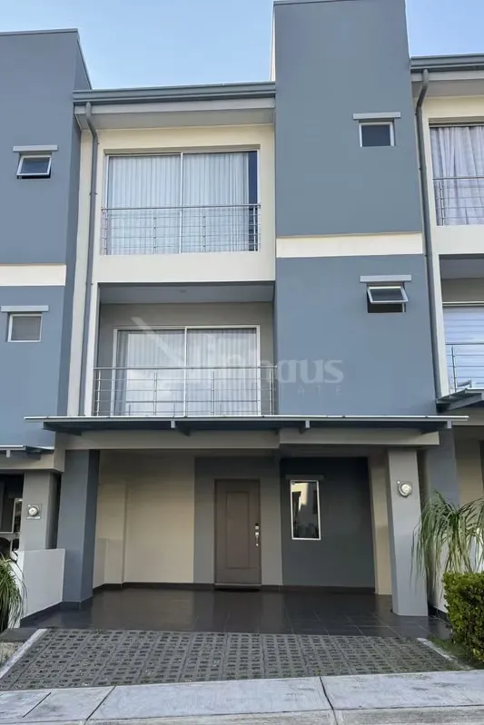 Alquilo casa en Condominio Alexa, San Pablo Heredia, con patio amplio, aceptan mascotas