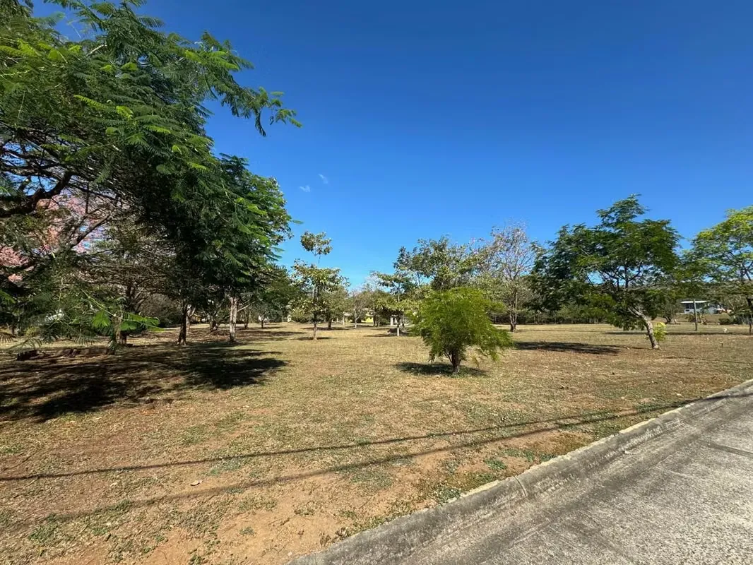 Venta de lote en Playa Potrero 940 m² | Condominio con piscina | Zona turística