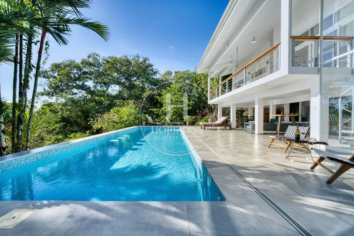 Casa en Escaleras Bahía Ballena Dominicalito Piscina Infinita y Vistas Panorámicas nja1376jb