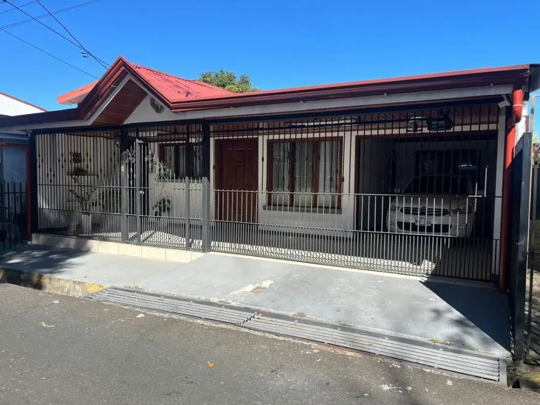 Hermosa casa en venta frente al Parque Ecológico – Barva Centro