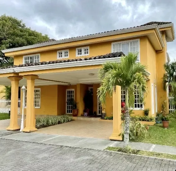 Venta de casa en condominio exclusivo, en San Vicente, Moravia.