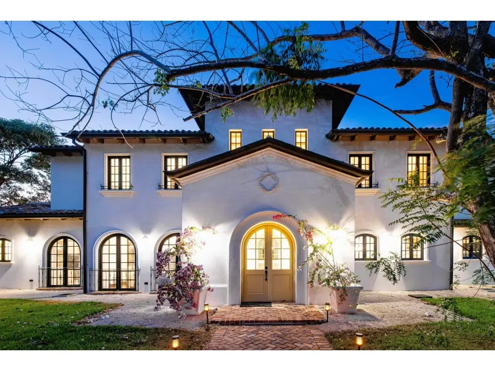 Casa Las Mareas: Spanish Colonial Elegance Steps from the Ocean