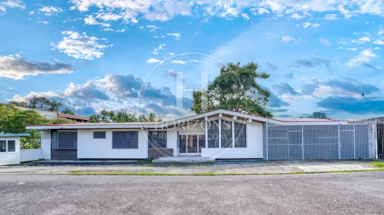 Casa de Una Planta en Los Yoses con Modernos Acabados 4 Habitaciones y jardín noj1226jb