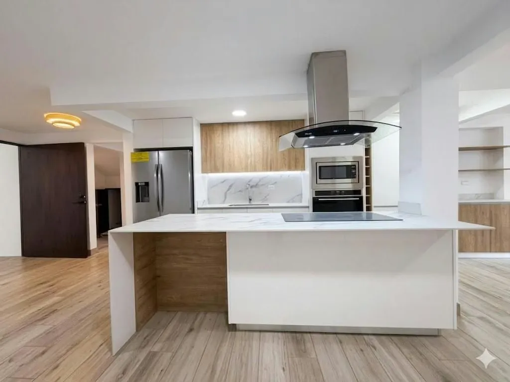 Fully remodeled independent house located in Pozos, Santa Ana, in a high-value area with easy access to shops, services, and ...