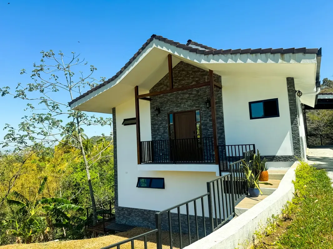 Casa con vista espectacular en Cerro Colon. Mora HG