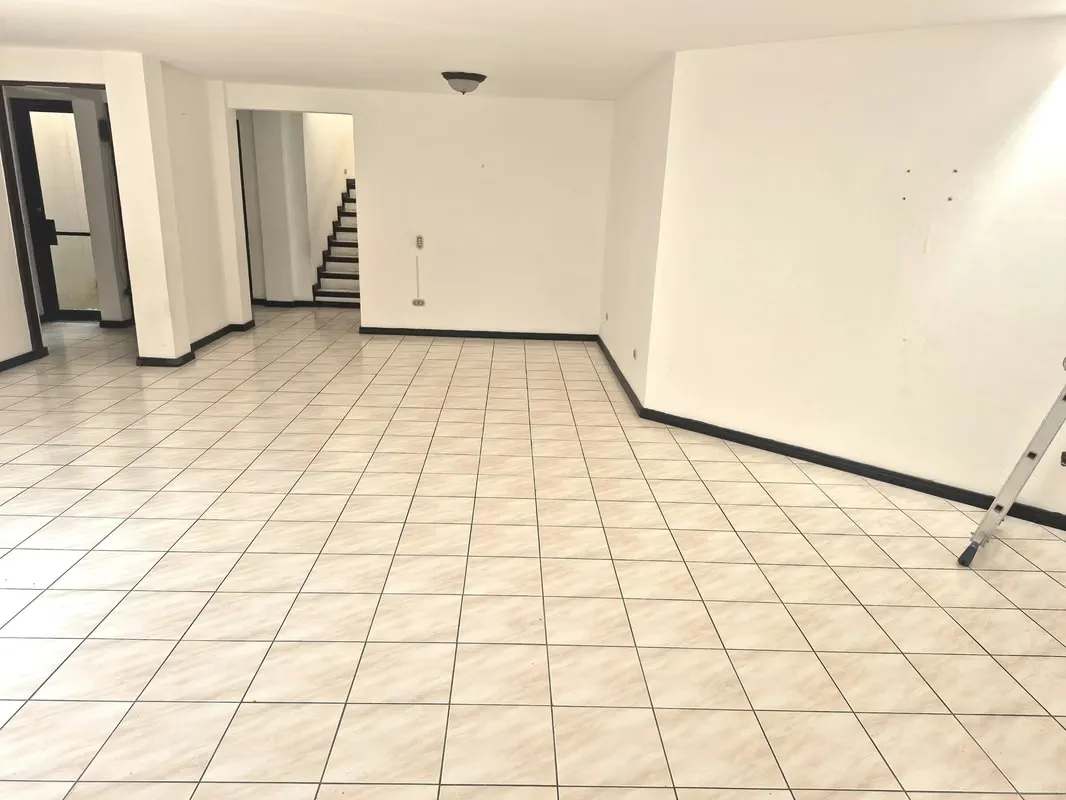 Sala, comedor, cocina, cuarto de pilas, cuarto de servicio, 2 parqueos, terraza, baño de visitas, bodega, sala de TV, 3 dormitorios, 2 baños.