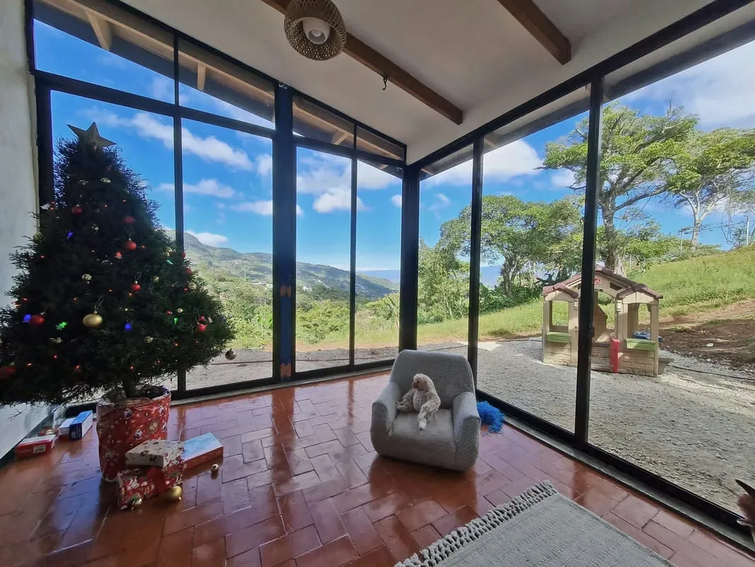 Casa Pequeña, Propiedad de 9250 m2, VISTAS, San Antonio de Escazú