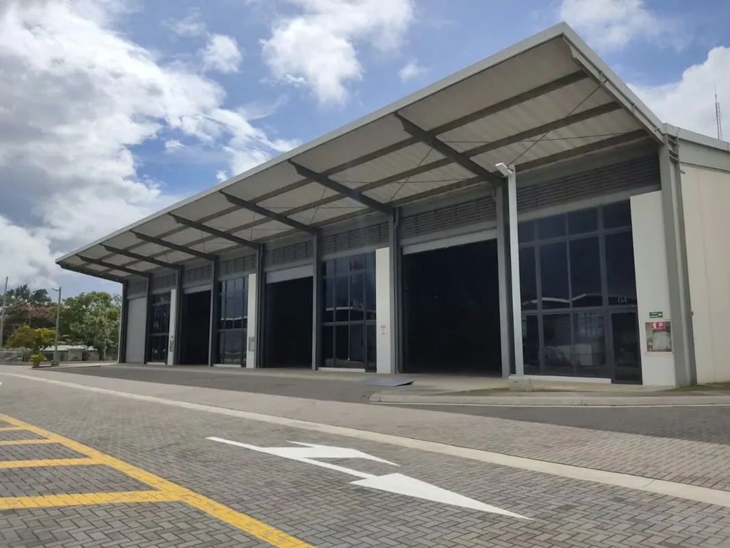 Warehouse suitable for product storage and manufacturing