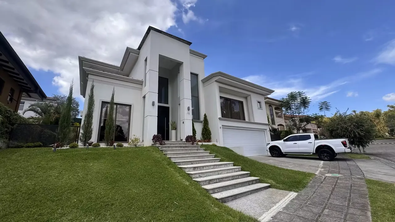 Venta de Casa c/piscina en Colinas de Montealegre, Tres Ríos (AD)