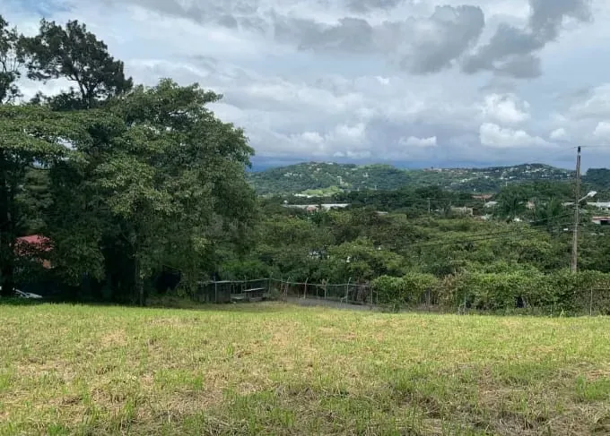 Este hermoso lote con vistas a las montañas , rodeado de naturaleza ideal para construir la casa de ensueño. ...