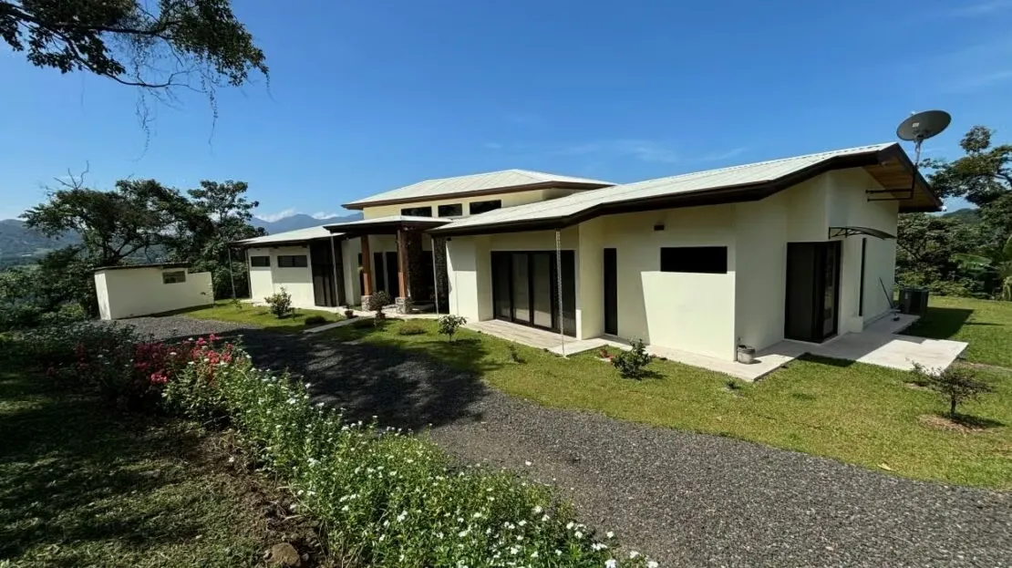 Casa construida con hermosos acabados en 10,334m2 cerca de 27
