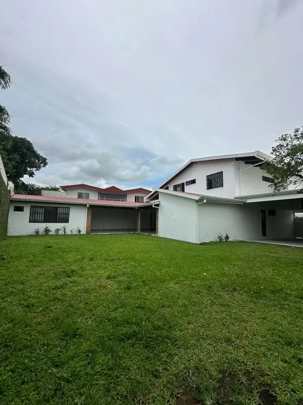Ubicada en una de las zonas más estratégicas y cotizadas del oeste de San José, esta amplia propiedad de dos niveles ...