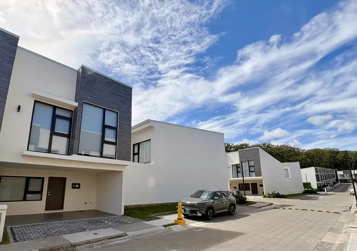 ALQUILER DE CASA EN CONDOMINIO SANTA ANA URBANO