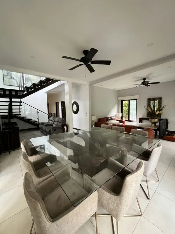 Casa para el alquiler con o sin muebles, con amplio jardin y terraza.