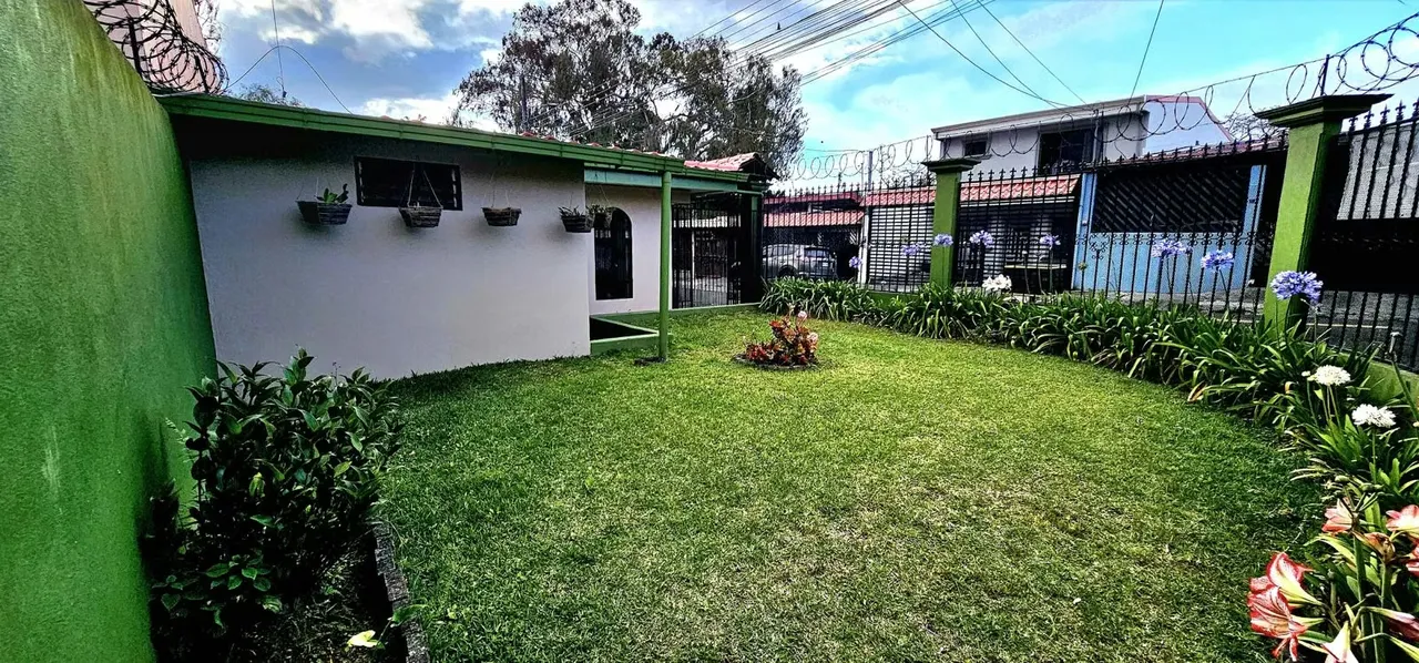 House for sale in Coronado with a large green area