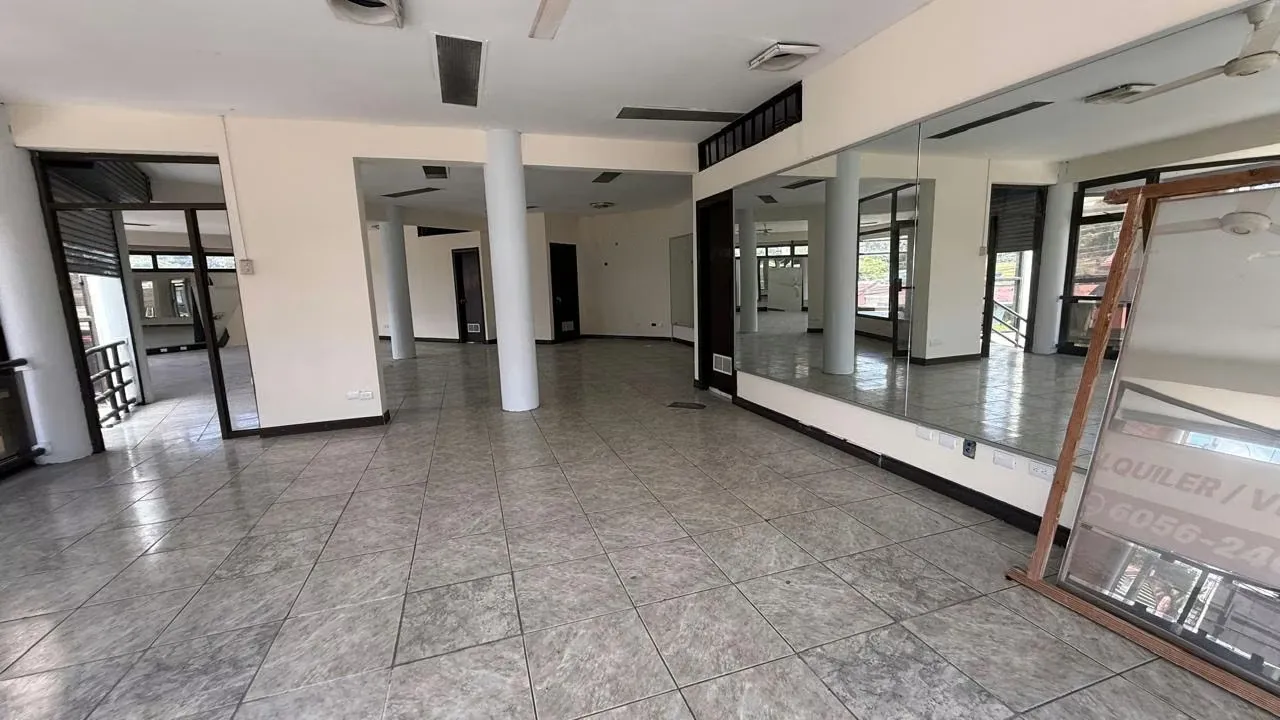 Building for rent in Moravia - Excellent location