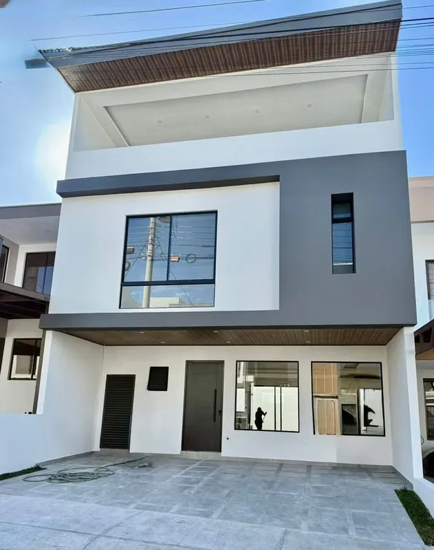 Spectacular three-story home in an exclusive condominium, located in Concepción de Tres Ríos