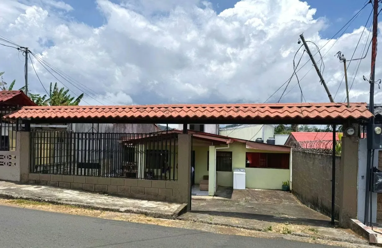 House for sale in Palmares Esquipulas very central, main street