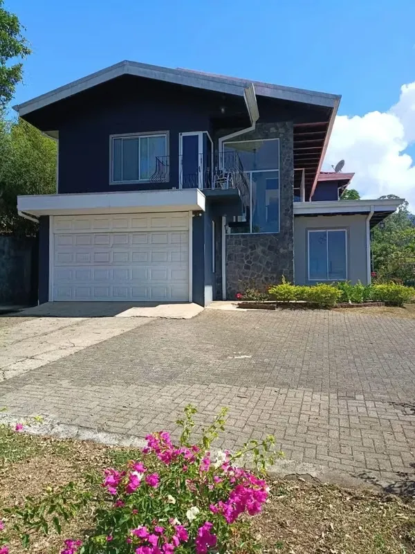 Charming very spacious house for sale with beautiful mountain views in Greece San Isidro