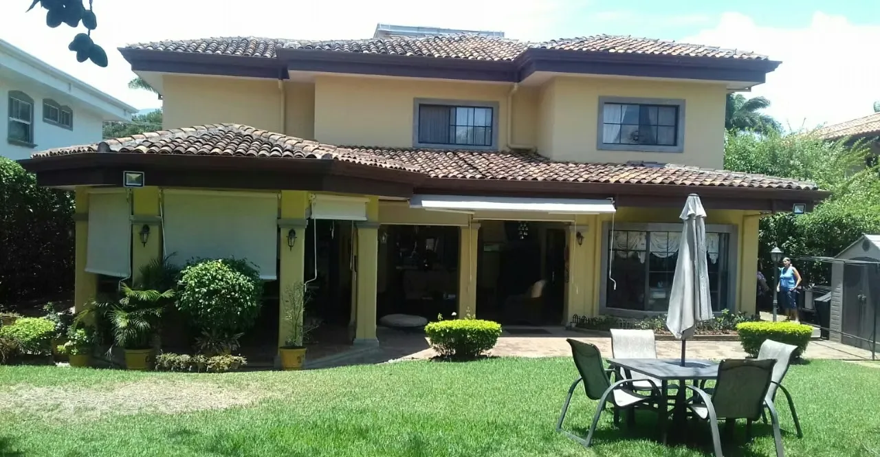 Casa a la venta en Valle del Sol: 2 pisos, amplios espacios, patio, terraza y garaje para 2 autos.