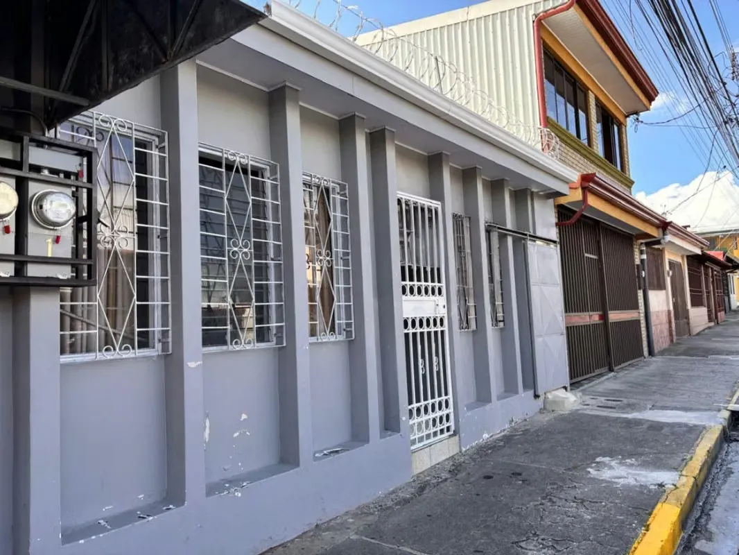 Property with 1 house, 2 apartments and 1 business for rent, all independent.