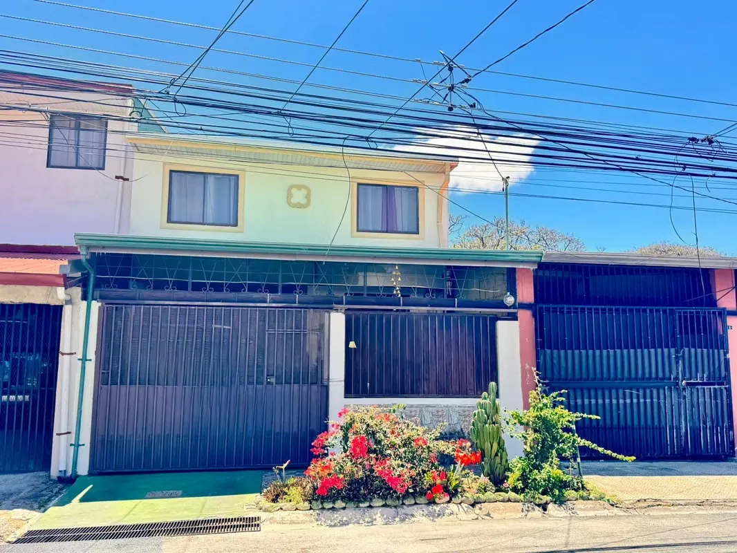 id 42264- Venta de casa en zona Residencial con habitación en planta baja