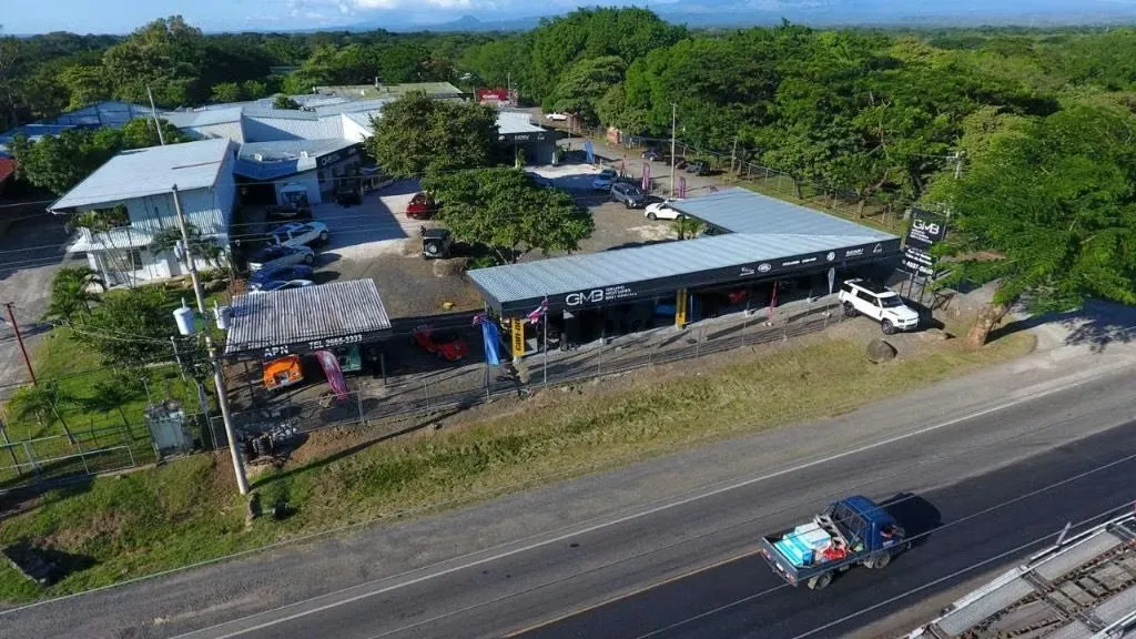 Se vende local comercial con taller de servicio en Liberia frente a ruta 21