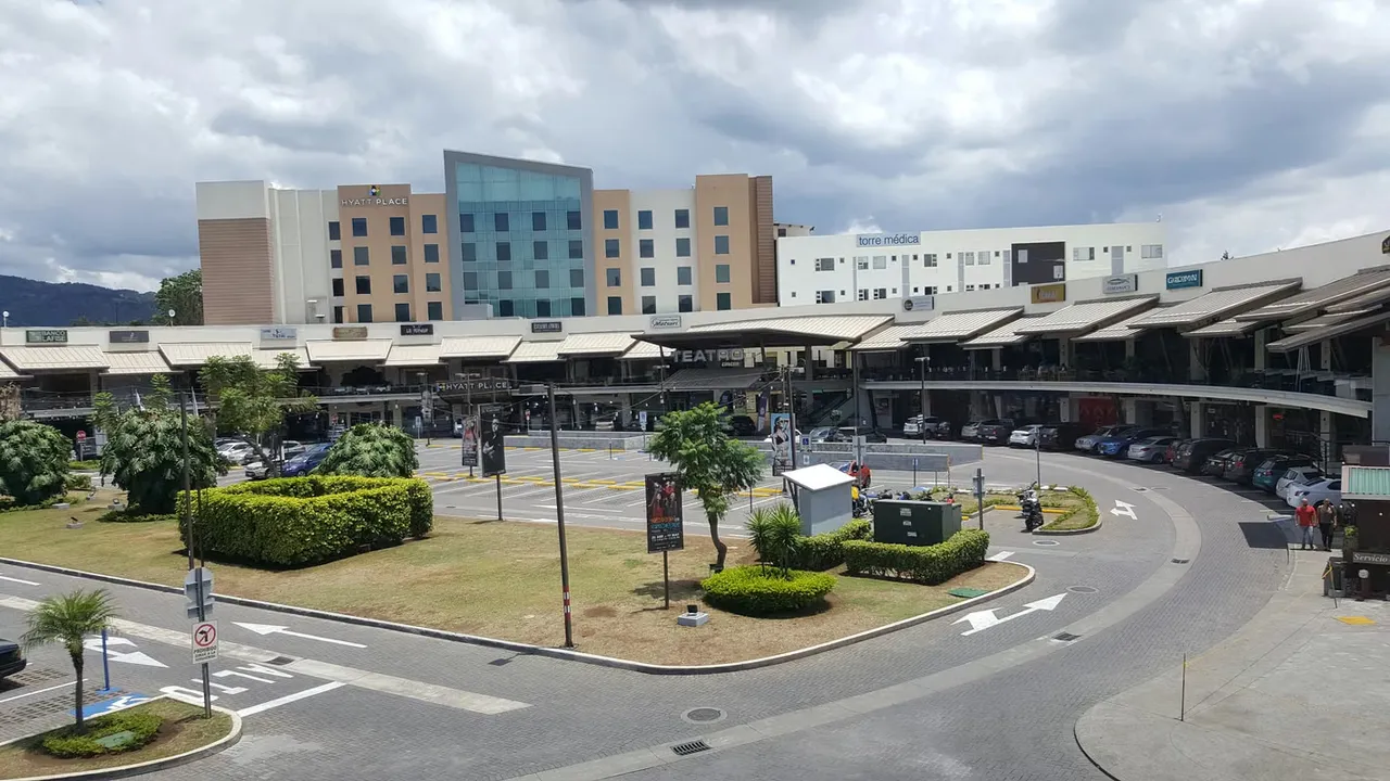Locales Comerciales en Momentum Pinares | Comercial + Restaurante y Consultorio