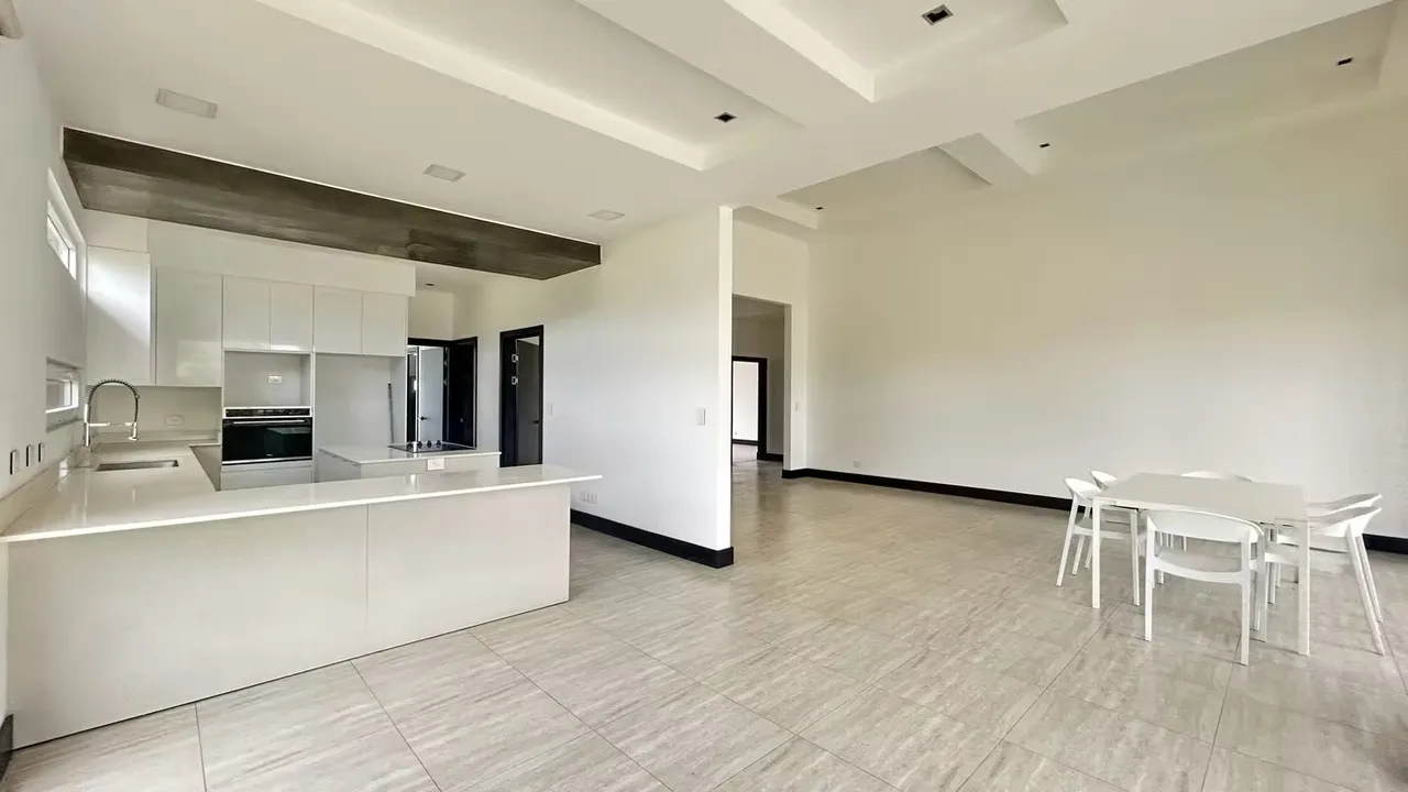 Descubre esta espectacular propiedad ubicada en una de las zonas más privilegiadas del oeste de San José. ...