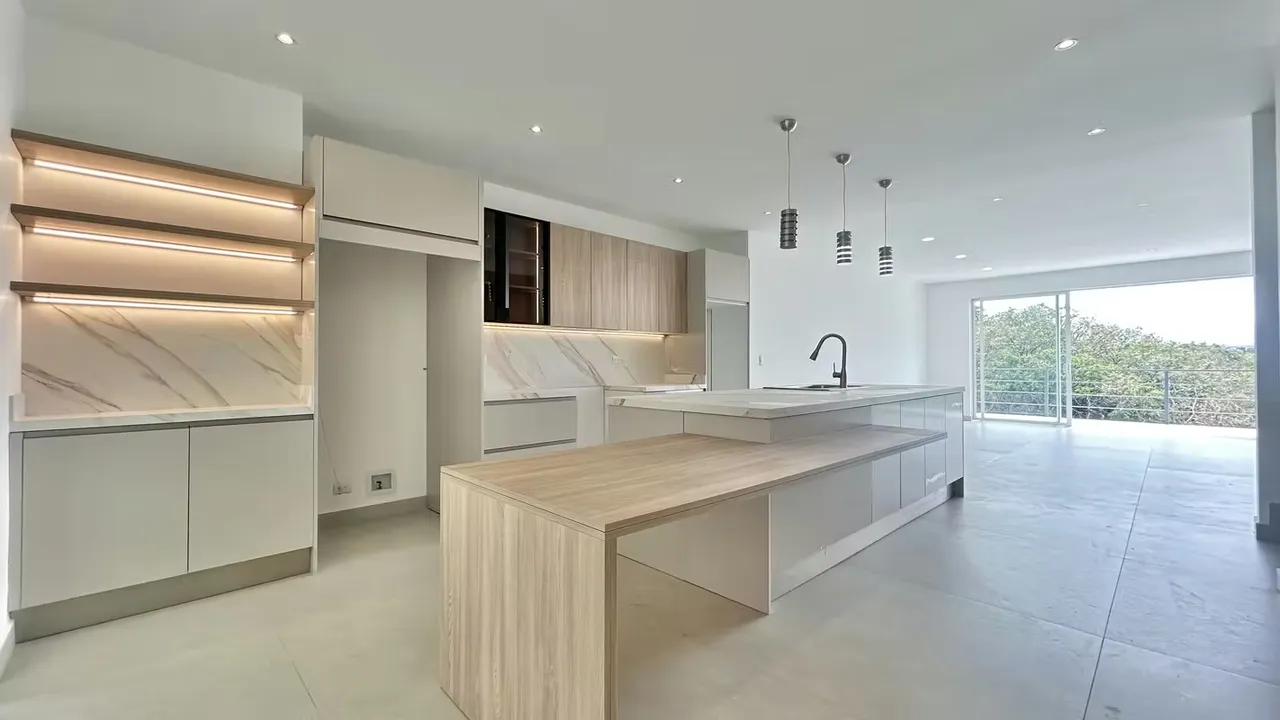 CASA A ESTRENAR EN VENTA o ALQUILER | ELEGANCIA, VISTA Y EXCLUSIVIDAD EN GUACHIPELÍN NORTE, ESCAZÚ