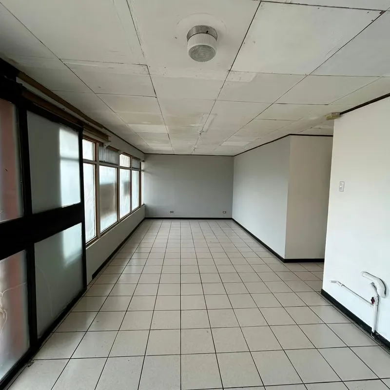 Alquiler de Local Comercial en calle principal de Sabanilla