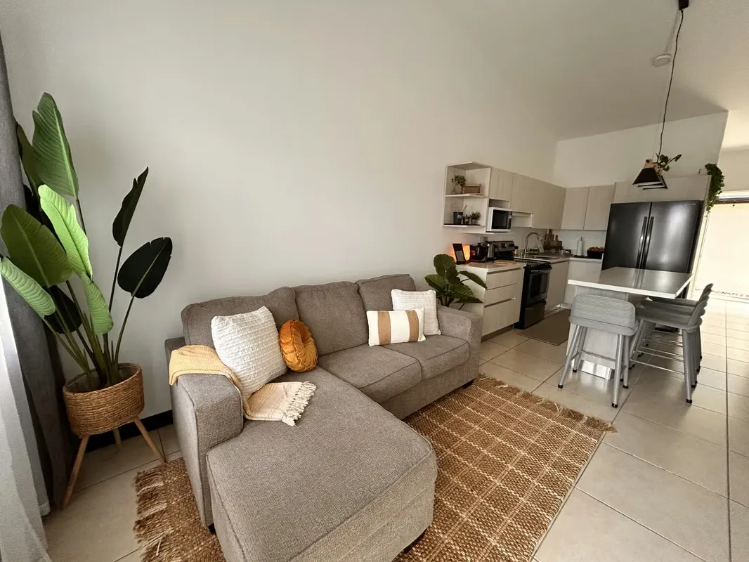 Hermosa casa esquinera, ideal para quienes buscan comodidad, privacidad y una excelente ubicación.