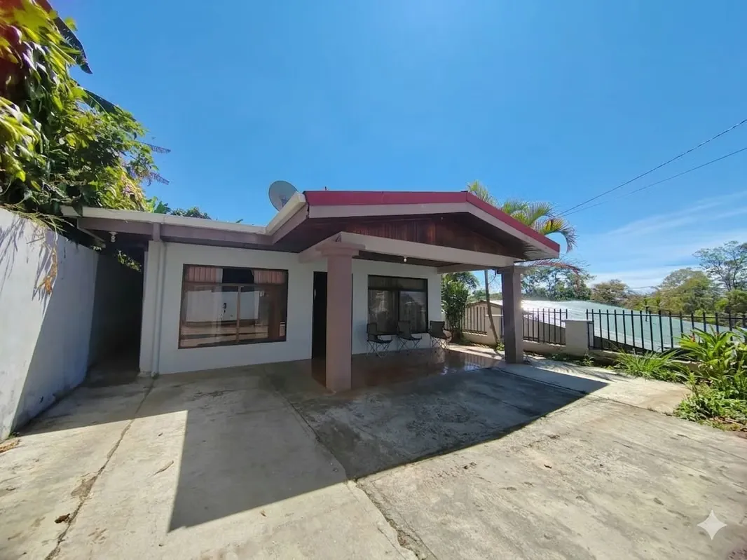 Oportunidad en Naranjo: Casa Amplia de 4 Habitaciones y Gran Patio y Frente