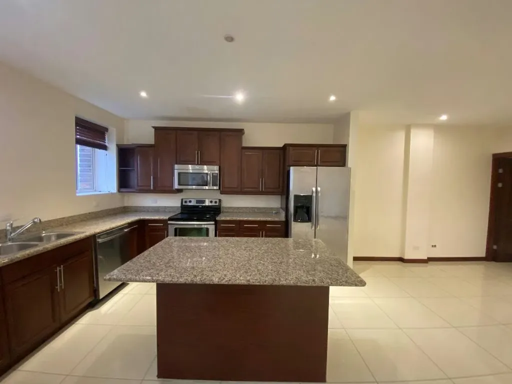 Alquiler de fino y espacioso apartamento en San Rafael de Escazú.