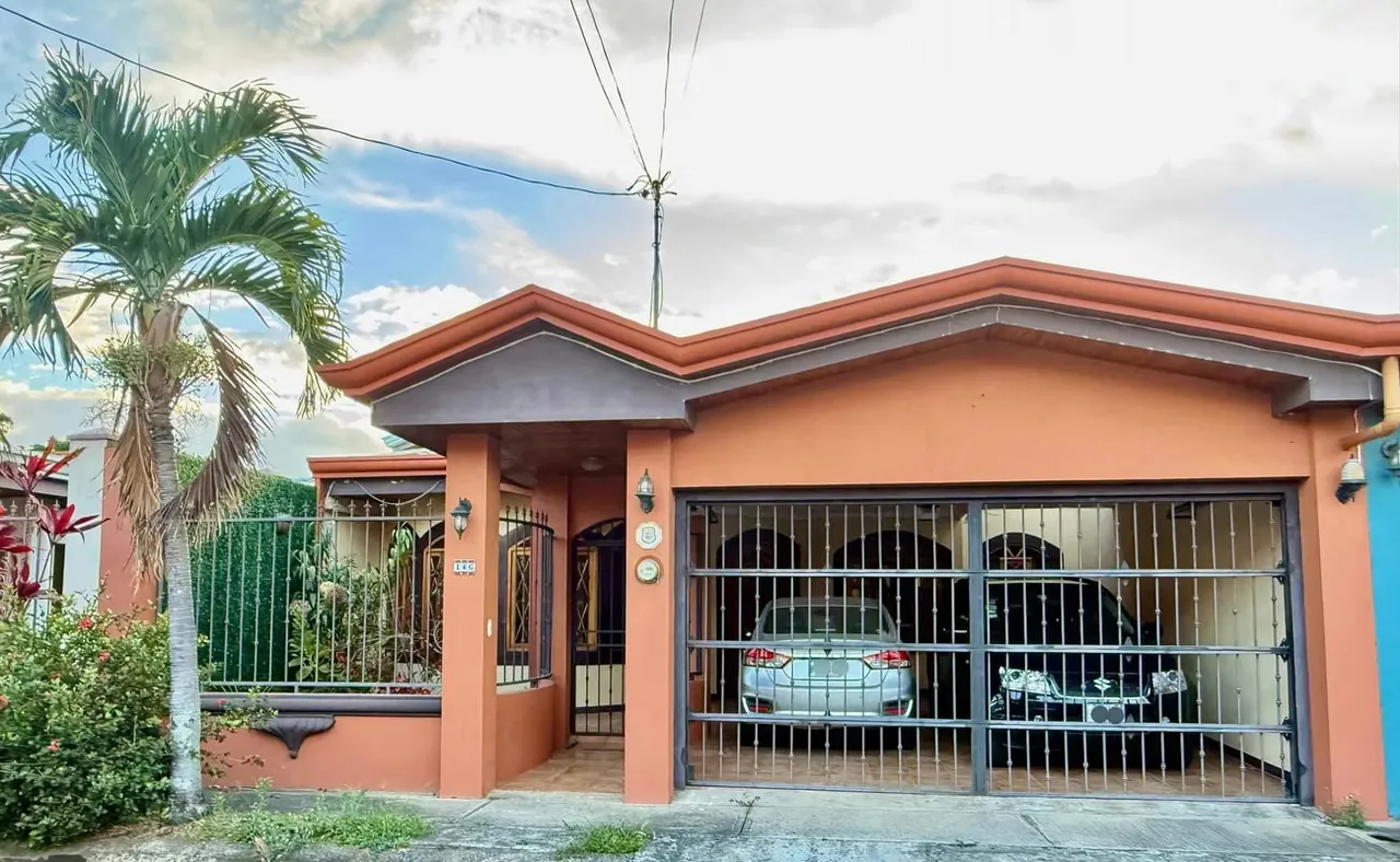 LARGE HOUSE FOR SALE in residential in San Joaquín de Flores, Heredia