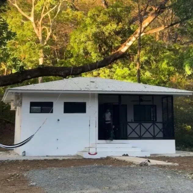 Disfruta de la tranquilidad y belleza de vivir en una de las mejores zonas de Guanacaste. Esta casa se ...