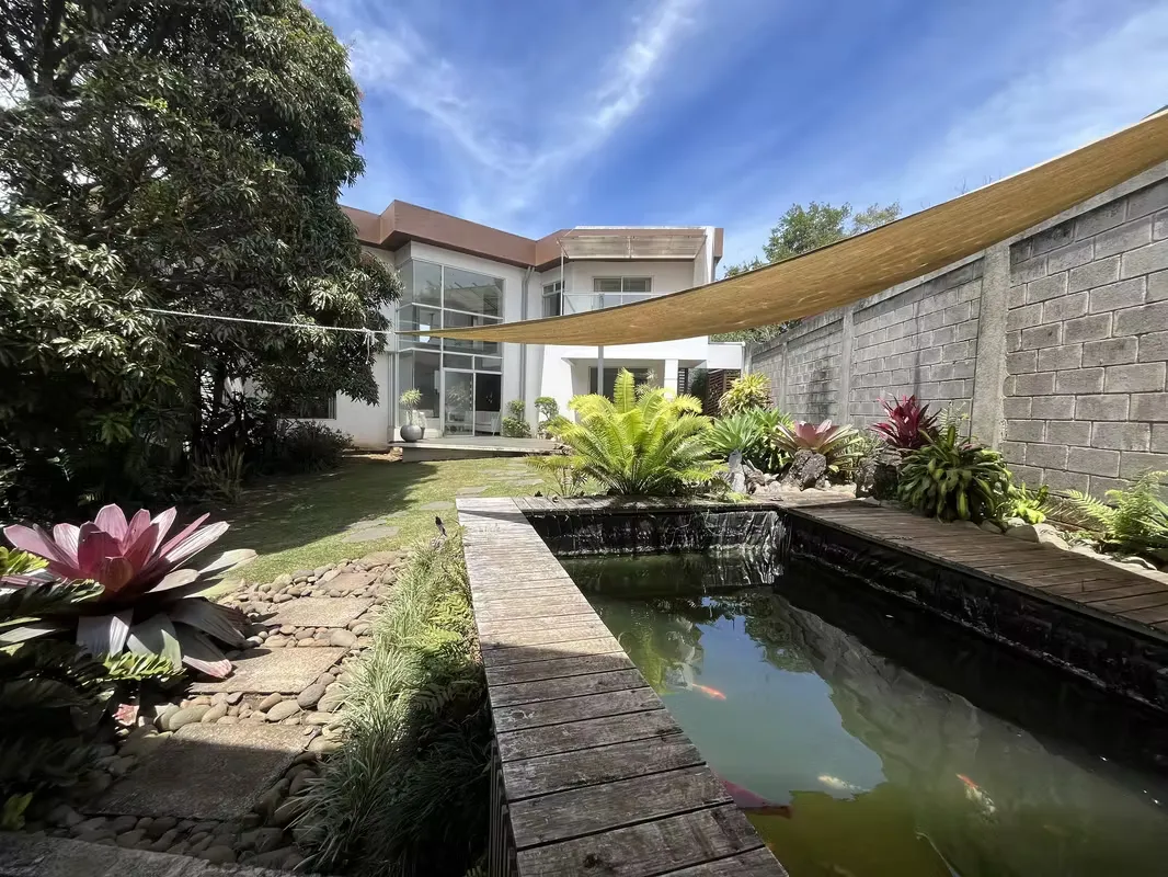 Casa en venta en Ángeles de San Rafael Heredia, elegante casa y amplias zonas verdes