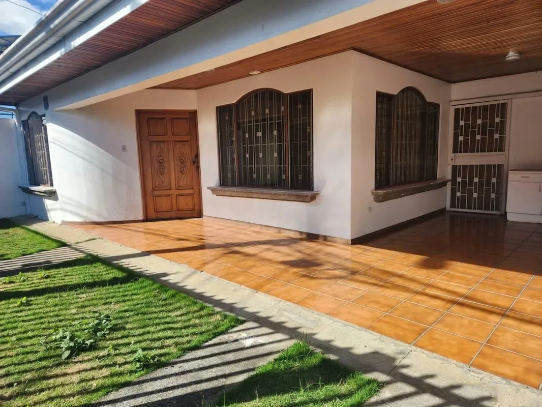 Casa en Alquiler Uso Mixto – Excelente Ubicación en Heredia